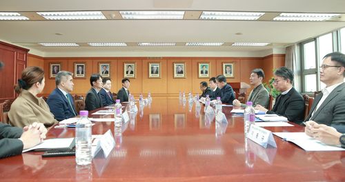 이복현 금융감독원장 글로벌 IB 애널리스트들과 간담회[금융감독원 제공=연합뉴스]