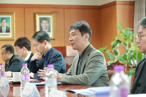 이복현 금융감독원장, 글로벌IB 애널리스트들과 간담회[금융감독원 제공=연합뉴스]