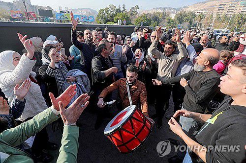 알아사드 정권 붕괴 기뻐하는 시리아인들(다마스쿠스 AFP=연합뉴스) 9일(현지시간) 시리아 다마스쿠스에서 시민들이 알아사드 정권의 붕괴에 기뻐하고 있다. 2024.12.10