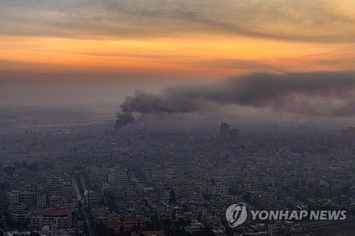 다마스쿠스 공습(AFP 연합뉴스) 10일(현지시간) 시리아 수도 다마스쿠스가 공습당해 연기가 피어오르는 모습. 2024.12.10 dk@yna.co.kr