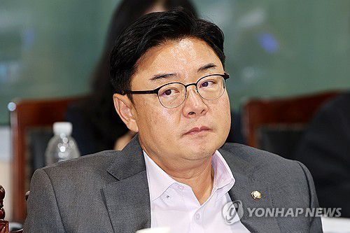 한전 국감 참석한 김성원 의원(나주=연합뉴스) 정다움 기자 = 국민의힘 김성원 의원이 14일 오후 전남 나주시 한국전력공사 본사에서 열린 산업통산자원중소벤처기업위원회 국정감사에 참석해 의원 질의를 듣고 있다. 2024.10.14 daum@yna.co.kr