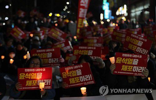춘천서 열린 대통령 퇴진 촉구 촛불집회[연합뉴스 자료사진]