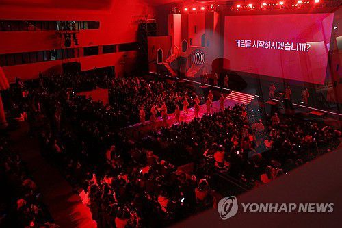 '게임을 시작하시겠습니까?'(서울=연합뉴스) 강민지 기자 = 9일 오후 서울 중구 동대문디자인플라자에서 넷플릭스 시리즈 '오징어 게임 시즌2' 월드 프리미어 이벤트가 열리고 있다.  2024.12.9 mjkang@yna.co.kr