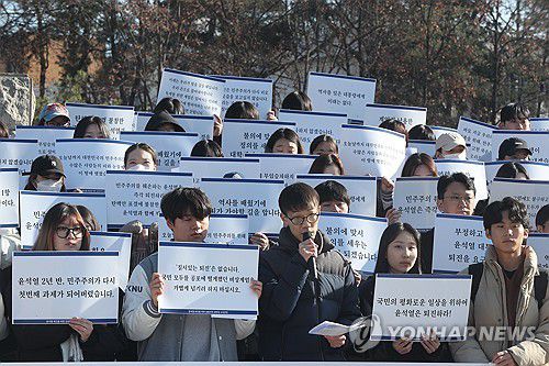 시국선언 하는 강원지역 대학생들(춘천=연합뉴스) 강태현 기자 = 10일 오후 강원대학교 춘천캠퍼스 미래 광장에서 강원지역 대학생들이 윤석열 대통령 퇴진을 촉구하는 시국선언 기자회견을 하고 있다. 2024.12.10 taetae@yna.co.kr