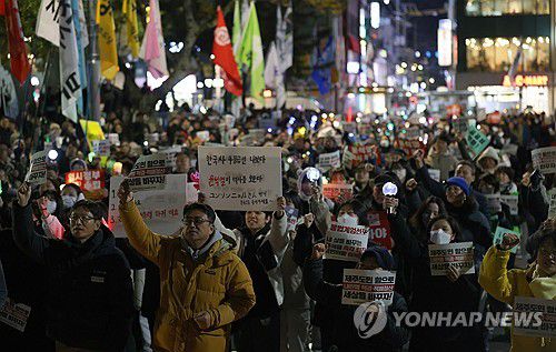 제주 연일 탄핵 촉구 집회(제주=연합뉴스) 전지혜 기자 = 10일 오후 제주시청 민원실 앞 도로에서 윤석열정권퇴진·한국사회대전환 제주행동 주최 '윤석열 정권 즉각 퇴진 요구 제주도민대회'가 진행되고 있다. 2024.12.10 atoz@yna.co.kr