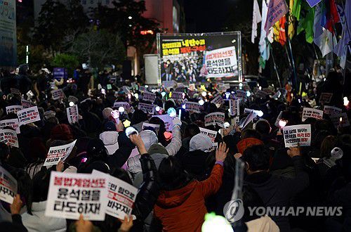 제주 연일 탄핵 촉구 집회(제주=연합뉴스) 전지혜 기자 = 10일 오후 제주시청 민원실 앞 도로에서 윤석열정권퇴진·한국사회대전환 제주행동 주최 '윤석열 정권 즉각 퇴진 요구 제주도민대회'가 진행되고 있다. 2024.12.10 atoz@yna.co.kr