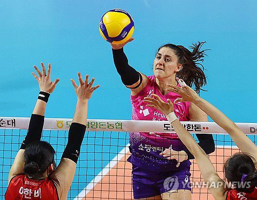 공격하는 피치(인천=연합뉴스) 임순석 기자 = 10일 인천 삼산월드체육관에서 열린 프로배구 V리그 여자부 흥국생명과 페퍼저축은행의 경기. 흥국생명 피치가 공격하고 있다. 2024.12.10 soonseok02@yna.co.kr