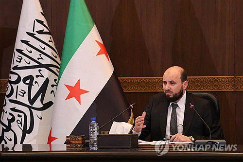 시리아 과도정부 알바시르 총리(AFP 연합뉴스) 무함마드 알바시르가 시리아 과도정부 총리로 추대된 첫날인 10일(현지시간) 내각 회의를 주재하고 있다. 2024.12.11 dk@yna.co.kr