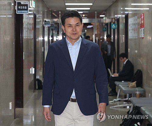 중진 간담회 참석하는 김태호 의원(서울=연합뉴스) 한상균 기자 = 국민의힘 김태호 의원이 15일 국회 원내대표실에서 열린 4선 이상 중진 당선인 간담회에 참석하고 있다. 2024.4.15 [공동취재] xyz@yna.co.kr