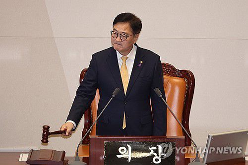 본회의 개회하는 우원식 의장(서울=연합뉴스) 김주성 기자 = 우원식 국회의장이 10일 오후 국회 본회의를 개회하고 있다. 2024.12.10 utzza@yna.co.kr