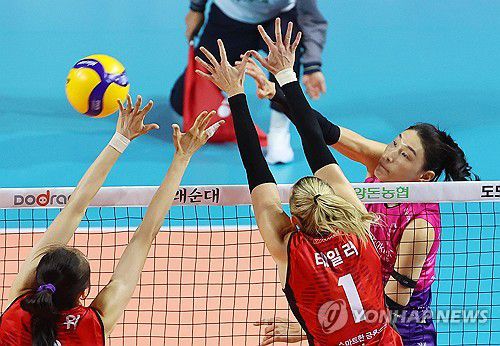 스파이크하는 김연경(인천=연합뉴스) 임순석 기자 = 10일 인천 삼산월드체육관에서 열린 프로배구 V리그 여자부 흥국생명과 페퍼저축은행의 경기. 흥국생명 김연경이 공격하고 있다. 2024.12.10 soonseok02@yna.co.kr