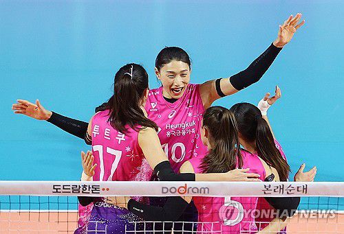 환호하는 김연경(인천=연합뉴스) 임순석 기자 = 10일 인천 삼산월드체육관에서 열린 프로배구 V리그 여자부 흥국생명과 페퍼저축은행의 경기. 흥국생명 김연경이 팀 득점 성공에 기뻐하고 있다. 2024.12.10 soonseok02@yna.co.kr