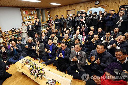 한강 작가 노벨상 수상 축하하는 장흥 주민들(장흥=연합뉴스) 김혜인 기자 = 한강 작가의 노벨문학상 시상식이 열리는 11일 오전 12시 전남 장흥군 안양면 율산마을 한승원 문학 학교에서 김영록 전남도지사와 마을 주민 등이 시상식 중계를 보며 기뻐하고 있다. 2024.12.11 in@yna.co.kr