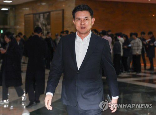 본회의장 향하는 김태호 의원(서울=연합뉴스) 류영석 기자 = 국민의힘 김태호 의원이 11일 서울 여의도 국회 본회의장으로 향하고 있다. 2024.12.11 ondol@yna.co.kr