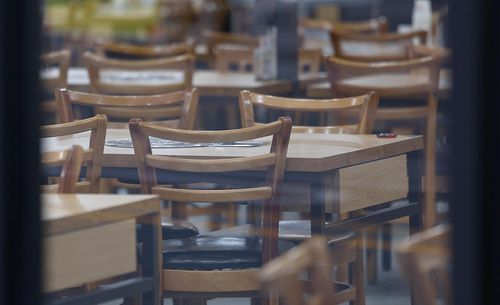 빈 자리 주인은 (대구=연합뉴스) 윤관식 기자 = 11일 낮 대구시내 한 식당이 텅 비어 있다. 2024.12.11 psik@yna.co.kr
