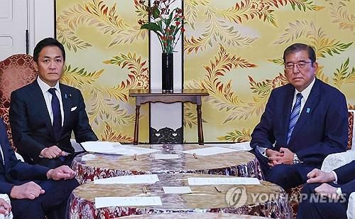 이시바 일본 총리(오른쪽)와 다마키 국민민주당 대표[지지 AFP 연합뉴스 자료사진. 재판매 및 DB 금지]