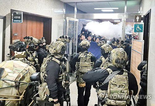 국회 본청 진입하는 계엄군(서울=연합뉴스) 조다운 기자 = 윤석열 대통령이 3일 저녁 비상계엄을 선포한 가운데 4일 밤 서울 국회의사당에서 계엄군이 국회 본청으로 진입하고 있다. 2024.12.4 allluck@yna.co.kr