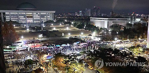 계엄령 선포에 국회 앞은 아수라장(서울=연합뉴스) 김도훈 기자 = 윤석열 대통령이 비상계엄을 선포한 가운데 4일 새벽 서울 여의도 국회의사당에 계엄령 선포에 반대하는 시민 및 이를 저지하는 경찰이 모여 혼잡스러운 상황을 빚고 있다. 2024.12.4 superdoo82@yna.co.kr