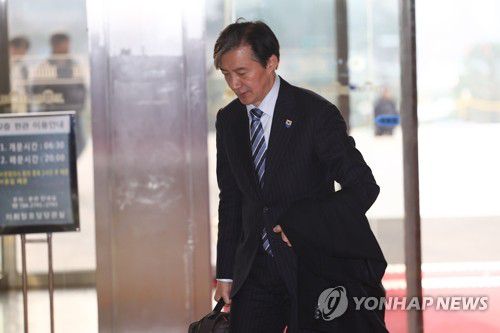 조국혁신당 조국 대표(서울=연합뉴스) 류영석 기자 = 조국혁신당 조국 대표가 11일 오전 서울 여의도 국회로 출근하고 있다. 2024.12.11 ondol@yna.co.kr