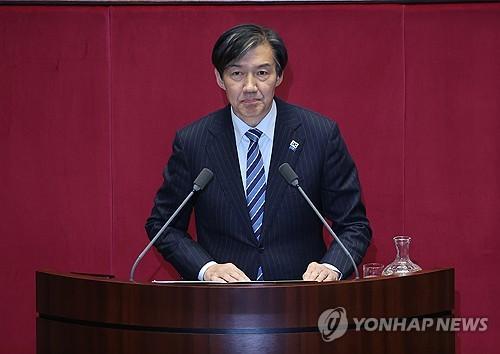 조국혁신당 조국 대표(서울=연합뉴스) 박동주 기자 = 조국혁신당 조국 의원이 11일 오후 국회 본회의에서 '윤석열 대통령 위헌적 비상계엄 선포 내란행위'와 관련해 질문하고 있다. 2024.12.11 pdj6635@yna.co.kr