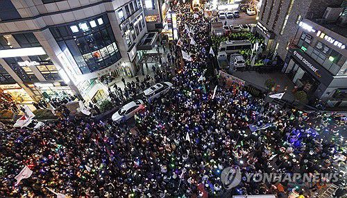 촛불과 응원봉 등 시민들로 둘러싸인 국민의힘 당사(서울=연합뉴스) 황광모 기자 = 비상계엄 후폭풍이 계속되고 있는 11일 오후 서울 여의도 국회 앞에서 열린 윤석열 대통령 탄핵 촉구 촛불 집회 참가 시민들이 행진 도중 국민의힘 당사를 둘러싸고 '윤석열 대통령 탄핵'과 '국민의힘 해체'를 요구하는 구호를 외치고 있다. 2024.12.11 hkmpooh@yna.co.kr