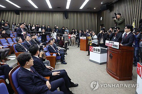 한동훈 대표에게 항의하는 국민의힘 의원들(서울=연합뉴스) 박동주 기자 = 12일 오전 국회에서 열린 국민의힘 의원총회에서 의원들이 한동훈 대표에게 항의하고 있다.      왼쪽 아래는 국민의힘 원내대표 후보인 권성동 의원과 김태호 의원. 2024.12.12 pdj6635@yna.co.kr
