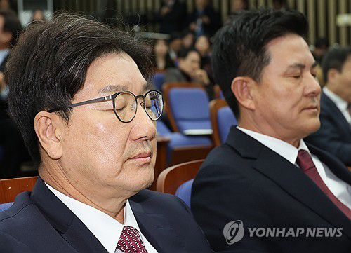 생각에 잠긴 권성동 의원과 김태호 의원(서울=연합뉴스) 박동주 기자 = 12일 오전 국회에서 국민의힘 원내대표 선출을 위한 의원총회에 앞서 후보인 권성동 의원(왼쪽)과 김태호 의원이 눈을 감고 생각에 잠겨 있다. 2024.12.12 pdj6635@yna.co.kr