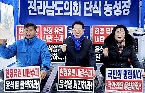 윤 대통령 탄핵 촉구하는 김영록 전남지사(무안=연합뉴스) 김영록 전남지사(가운데)가 12일 전남도청 앞에서 윤석열 대통령 탄핵을 촉구하는 전남도의회 단식농성장을 찾아 도의원들과 함께 탄핵을 촉구하고 있다. 2024.12.12[독자제공.재판매 및 DB금지] minu21@yna.co.kr