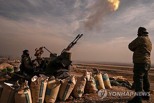 시리아 반군(AFP 연합뉴스) 12일(현지시간) 시리아 수도 다마스쿠스 장악한 반군이 대공포 쏘는 모습. 2024.12.13 dk@yna.co.kr