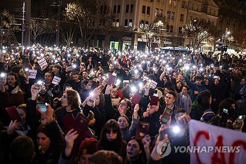 세르비아 대통령 집무실 앞에 모인 대학생 시위대(베오그라드 로이터=연합뉴스) 11일(현지시간) 세르비아 수도 베오그라드 도심에 있는 대통령 집무실에서 알렉산다르 부치치 대통령이 기자회견을 하는 동안 베오그라드대 대학생들이 집무실 앞에서 시위를 벌이고 있다. 2024.12.11 photo@yna.co.kr