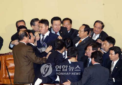 노무현 전 대통령 탄핵안 통과 당시[연합뉴스 자료사진]