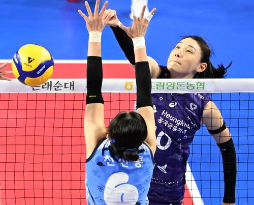 기업은행전에 공격하는 김연경(뒤쪽)[한국배구연맹 제공. 재판매 및 DB 금지]