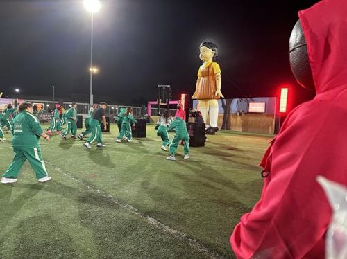 LA에서 열린 '오징어게임' 팬 이벤트에서 '무궁화꽃이 피었습니다' 게임하는 참가자(로스앤젤레스=연합뉴스) 임미나 특파원 = 지난 12일(현지시간) 밤 미국 로스앤젤레스(LA)에서 열린 '오징어 게임' 팬 이벤트에서 참가자들이 '무궁화꽃이 피었습니다' 게임을 하고 있다. mina@yna.co.kr