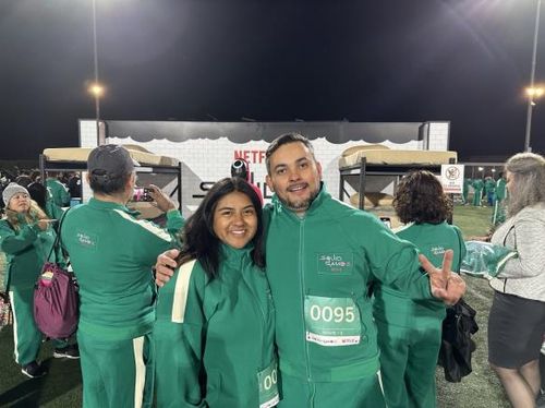 '오징어 게임' LA 팬 이벤트 참가한 이탈리아인 앤서니(오른쪽)와 멕시코인 버네사(로스앤젤레스=연합뉴스) 임미나 특파원 = 지난 12일(현지시간) 밤 미국 로스앤젤레스(LA)에서 열린 '오징어 게임' 팬 이벤트에서 참가자들이 기념 사진을 찍고 있다. mina@yna.co.kr