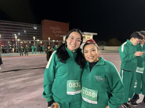 '오징어 게임' LA 팬 이벤트 참가한 세라(왼쪽)와 친구(로스앤젤레스=연합뉴스) 임미나 특파원 = 지난 12일(현지시간) 밤 미국 로스앤젤레스(LA)에서 열린 '오징어 게임' 팬 이벤트에서 참가자들이 기념 사진을 찍고 있다. mina@yna.co.kr