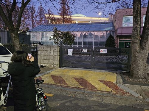 우원식 국회의장 월담장소에서 기념촬영하는 시민[촬영 최주성]