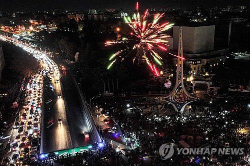 불꽃놀이(AFP 연합뉴스) 13일(현지시간) 시리아 수도 다마스쿠스 시내에서 알아사드 정권 축출을 자축하는 불꽃놀이가 열렸다. 2024.12.14 dk@yna.co.kr