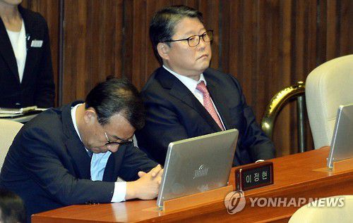 2016년 박근혜 대통령 탄핵소추안 가결 당시 고개 숙인 새누리당 이정현 대표.(서울=연합뉴스) 이정훈 기자 = 2016년 12월9일 당시 새누리당 이정현 대표가 당일 국회 본회의에서 박근혜 대통령 탄핵소추안 가결 뒤 고개를 떨구고 있다. 2016.12.9 uwg806@yna.co.kr