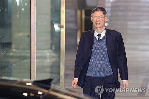 퇴근하는 문형배 헌재소장 권한대행(서울=연합뉴스) 임화영 기자 = 문형배 헌법재판소장 권한대행이 지난 4일 오후 서울 종로구 헌법재판소에서 퇴근하는 모습 [연합뉴스 자료사진]