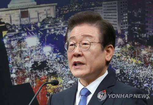 민주당 이재명 대표, 탄핵 촉구 성명 발표(서울=연합뉴스) 김주성 기자 = 더불어민주당 이재명 대표가 13일 오전 서울 여의도 국회에서 윤석열 대통령에 대한 탄핵소추안 가결을 촉구하고 있다. 2024.12.13 utzza@yna.co.kr