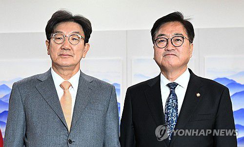 기념 촬영하는 우원식 국회의장과 국민의힘 권성동 신임 원내대표(서울=연합뉴스) 박동주 기자 = 국민의힘 권성동 신임 원내대표(왼쪽)가 13일 오전 서울 여의도 국회에서 우원식 국회의장와 만나 기념 촬영하고 있다. 2024.12.13 [공동취재] pdj6635@yna.co.kr
