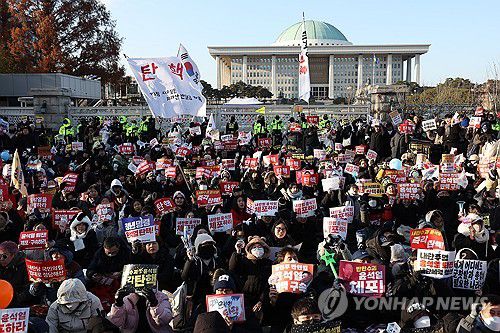 국회 앞 퇴진에 모인 탄핵 촉구 시민들(서울=연합뉴스) 김성민 기자 = 윤석열 대통령에 대한 두 번째 탄핵소추안 국회 표결일인 14일 서울 여의도 국회 앞에서 '윤석열 즉각 퇴진·사회대개혁 비상행동' 주최로 열린 촛불집회에서 수많은 시민이 구호를 외치고 있다. 2024.12.14 kms7976@yna.co.kr