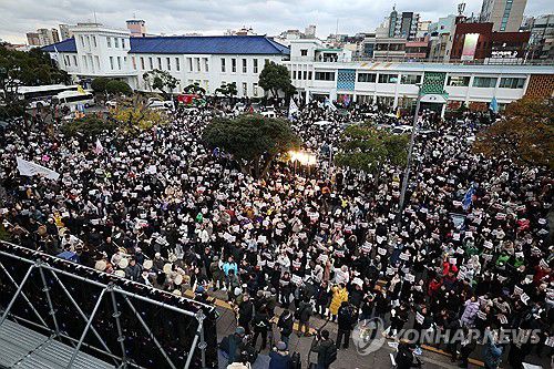 탄핵안 가결에 환호하는 제주도민들(제주=연합뉴스) 박지호 기자 = 윤석열 대통령 2차 탄핵소추안이 가결된 14일 오후 제주시청 앞에서 열린 '윤석열 즉각 퇴진 요구 제주도민대회'에 참가한 도민들이 환호하고 있다. 2024.12.14 jihopark@yna.co.kr