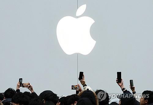 애플 스토어 앞에서 촬영하고 있는 시민들[연합뉴스 자료사진. 재판매 및 DB금지]
