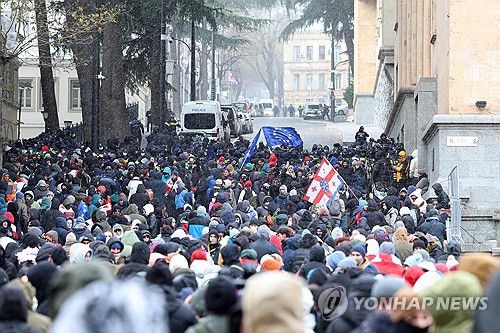 조지아 대선 앞두고 국회의상 밖에 모인 반정부 시위대(트빌리시 AFP=연합뉴스) 14일(현지시간) 조지아 수도 트빌리시에 있는 국회의사당에서 의원들이 새 대통령을 선출하는 동안 국회의사당 밖에 반정부 시위대가 모여 있다. 2024.12.14 photo@yna.co.kr