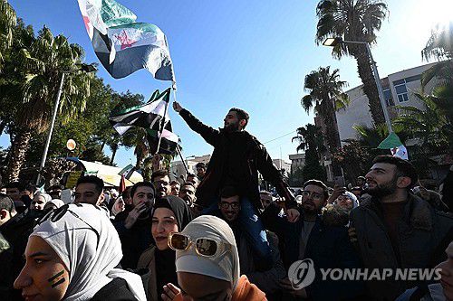 시리아 대학생 행진(AFP 연합뉴스) 15일(현지시간) 시리아 다마스쿠스대학교 캠퍼스 안에서 학생들이 반군 승리를 축하하며 행진하고 있다. 2024.12.15 dk@yna.co.kr