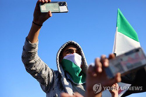 아사드 정권 붕괴에 환호하는 시리아인들[EPA=연합뉴스 자료사진]