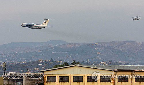 (라타키아[시리아]로이터=연합뉴스) 러시아 군용기가 15일(현지시간) 시리아 흐메이밈 공군기지를 이륙하고 있다. 2024.12.15 photo@yna.co.kr