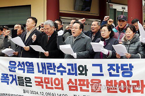 5·18단체, 윤석열 대통령 퇴진 촉구 기자회견(광주=연합뉴스) 정다움 기자 = 9일 오후 광주 북구 국립 5·18 민주묘지에서 5·18 3단체(부상자회·공로자회·유족회), 5·18 기념재단, 오월어머니집 회원들이 윤석열 대통령의 퇴진을 촉구하는 기자회견을 하고 있다. 2024.12.9 daum@yna.co.kr