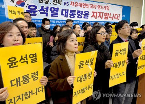 윤석열 대통령 지지(창원=연합뉴스) 이정훈 기자 = 바른가치수호경남도민연합이 16일 경남도의회에서 윤석열 대통령을 지지하는 기자회견을 하고 있다. 2024.12.16 seaman@yna.co.kr